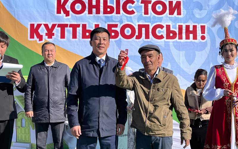 В ЗКО 8 семей получили ключи от новых квартир В ЗКО 8 семей получили ключи от новых квартир