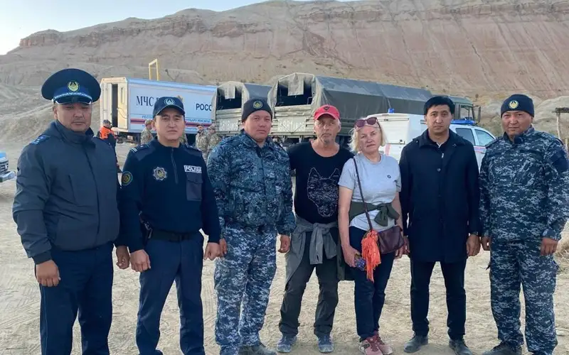Потерявшихся в горах иностранных туристов спасли полицейские в области Жетысу