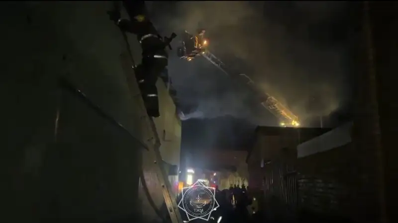 250 человек эвакуировали спасатели из горящего ресторана в Жамбылской области