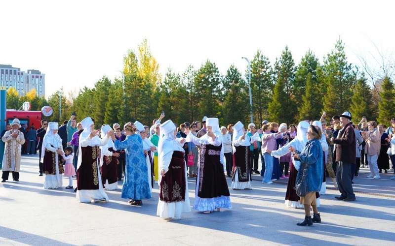 Концерт в честь Международного дня пожилых прошел в парке Астаны