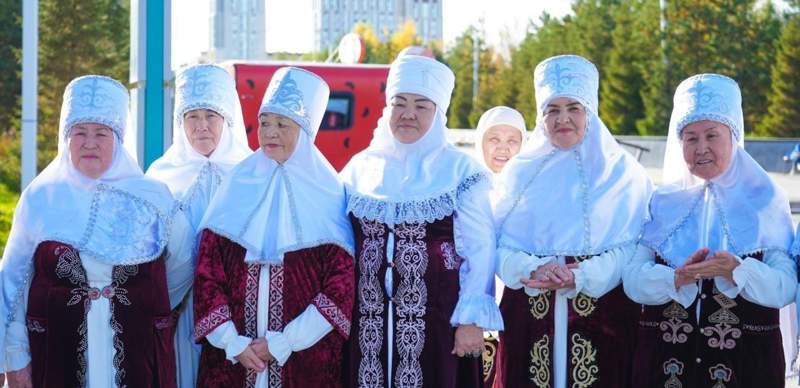 Концерт в честь Международного дня пожилых прошел в парке Астаны