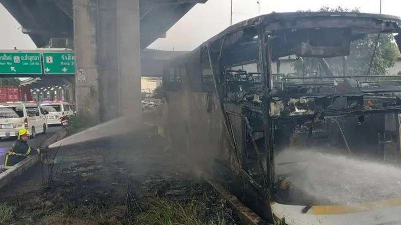 Школьный автобус загорелся в Бангкоке