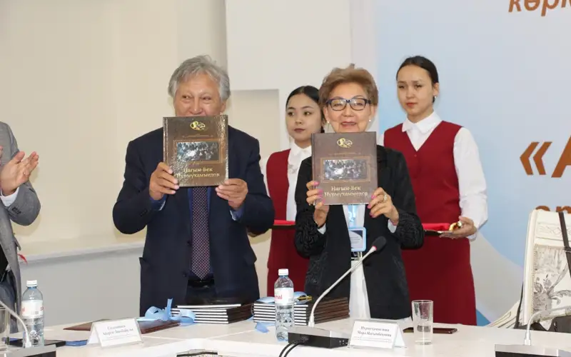 Mýzeıge Sátbaevtiń  portretin syılady