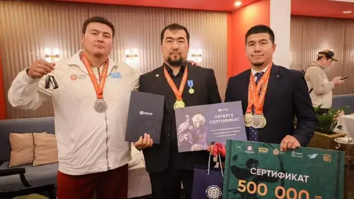 Көшпенділер ойындарында садақ атудан топ жарған спортшыларға аәтер, көлік, сыйақы табысталды 