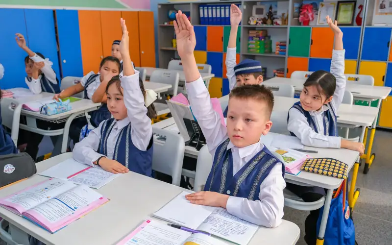 Mektep baǵdarlamasynan keıbir pándi alyp tastaý kerek pe – mınıstr jaýaby