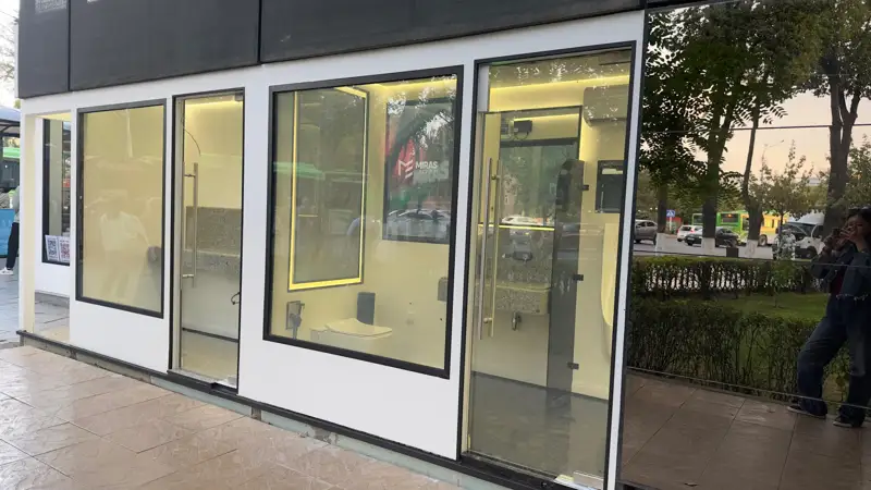 Общественные туалеты из абсолютно прозрачного стекла появились в Шымкенте