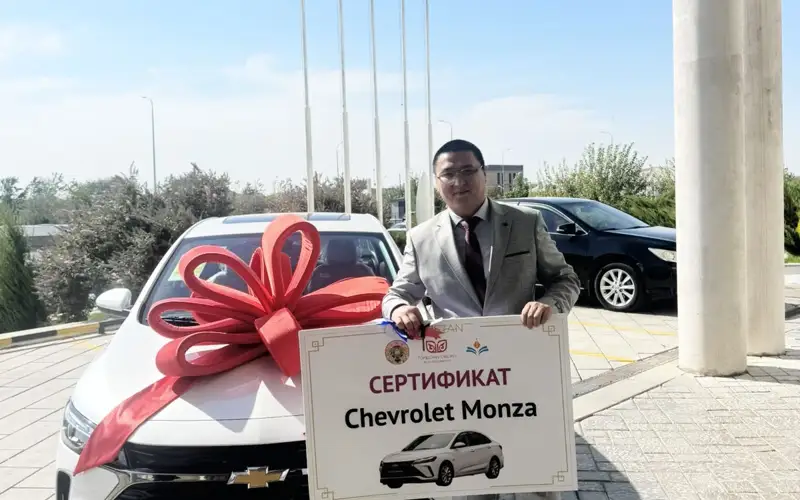 Шәкірті 42 елден шақырту алған ұстазға Түркістан облысының әкімі көлік сыйлады
