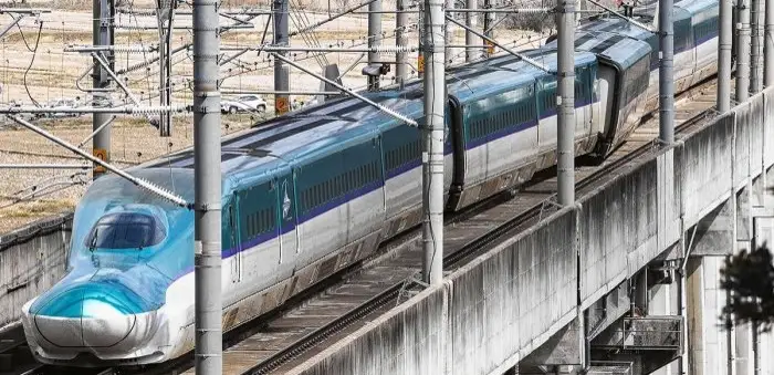 Японияда поезд рельсдан чиқиб кетди