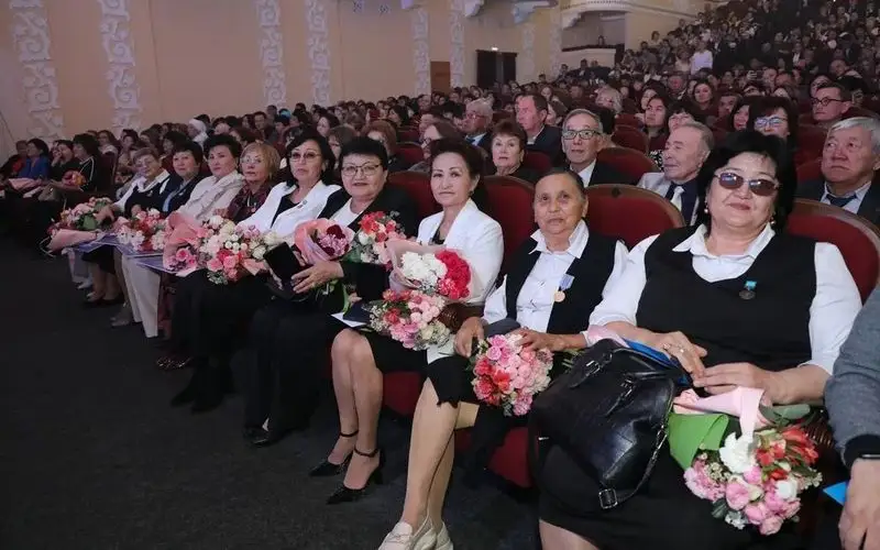 Квартиры и премии вручили педагогам Карагандинской области