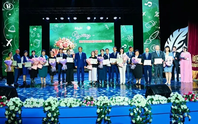 Педагогов области Абай торжественно наградили в День учителя