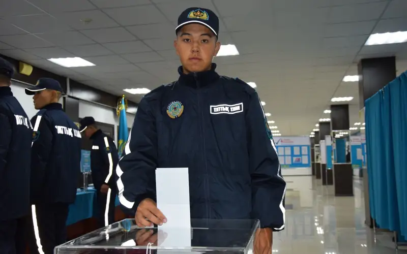 Гвардейцы голосуют одними из первых на референдуме по АЭС