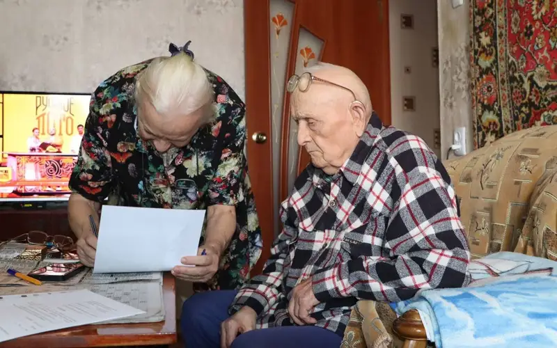 Aqtóbedegi jalǵyz soǵys ardageri úıde otyryp daýys berdi