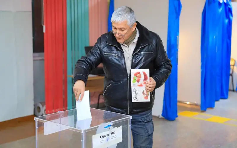 Первые проголосовавшие на референдуме получили подарки в Актобе