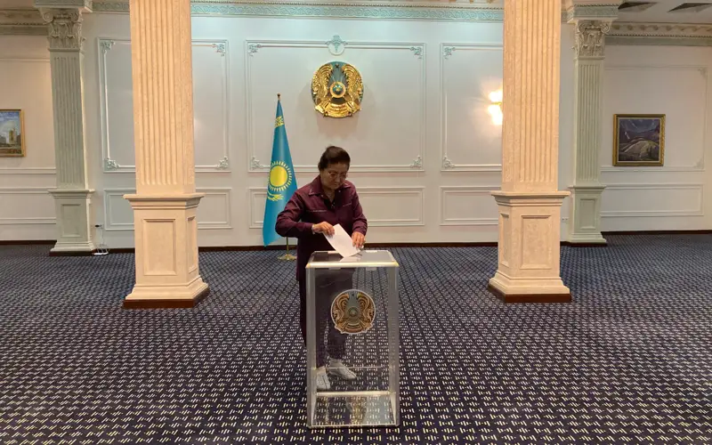 Казахстанцы в Узбекистане голосуют на референдуме по АЭС