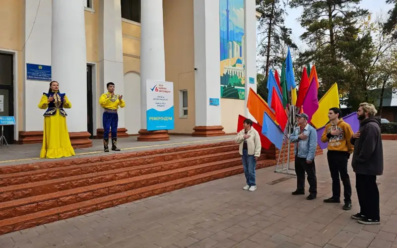 Гимн Казахстана на языке жестов исполнили на избирательном участке в Алматы