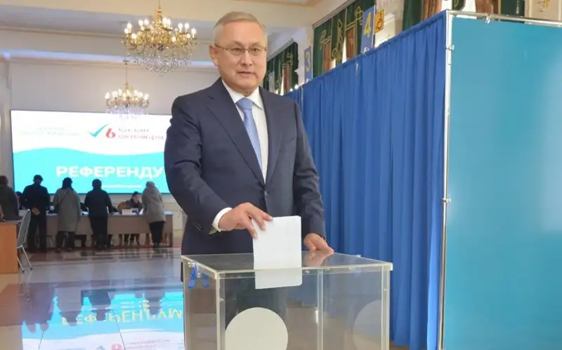 Beıbit Isabaev AES boıynsha referendýmda daýys berdi