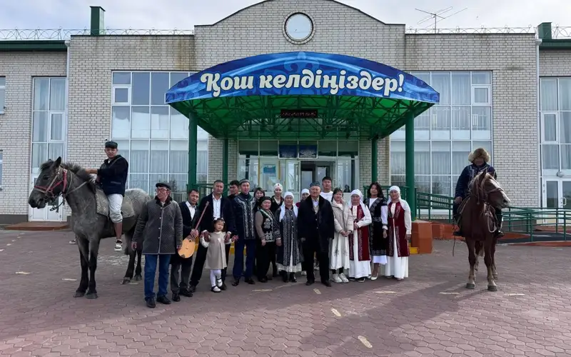 Референдум в СКО: семья из 25 человек проголосовала верхом на лошадях