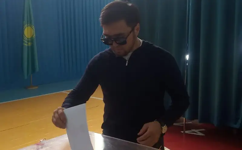 дауыс берді