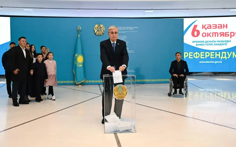 Президент Казахстана проголосовал на референдуме по АЭС