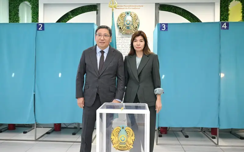 Ерболат Досаев вместе с супругой проголосовали на референдуме по АЭС