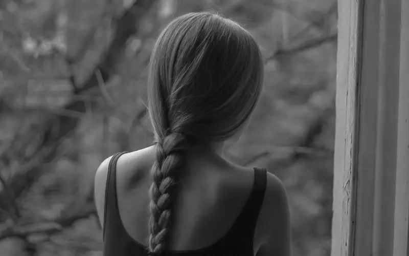 Девушка выпала из окна многоэтажки в Алматы 