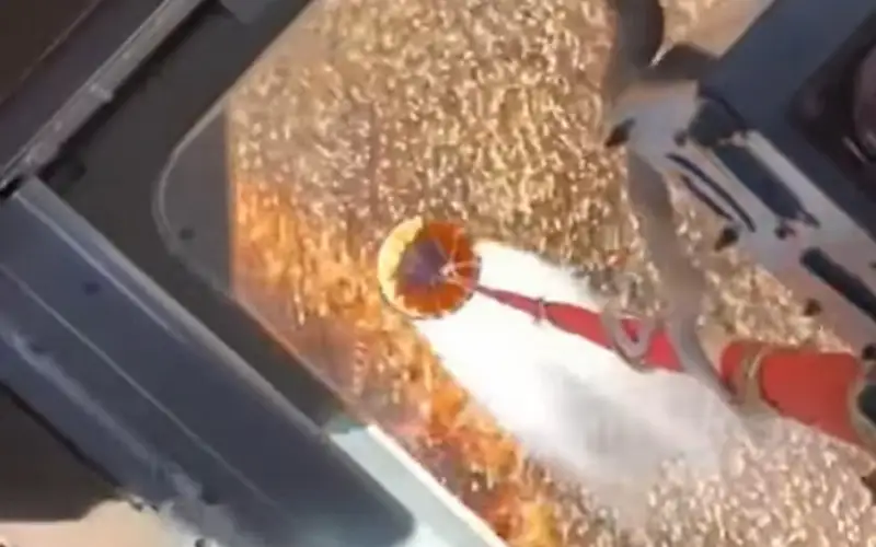 Тление камыша у Каспийского моря: 18 пожарных отправили на вертолете МИ-8 