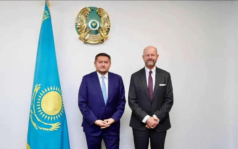 министр науки и высшего образования РК Саясат Нурбек с деканом университета Penn State Стивеном Гордоном Барнсом