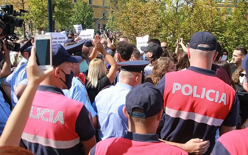Беспорядки и столкновения в столице Албании — оппозиция призывает к отставке премьер-министра