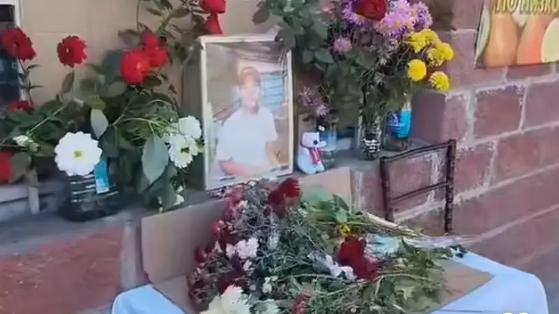 Gúl shoqtaryn qoıdy