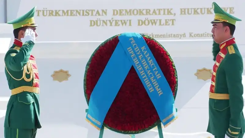 Head of State lays wreath at Turkmenistan Independence Monument in Ashgabat