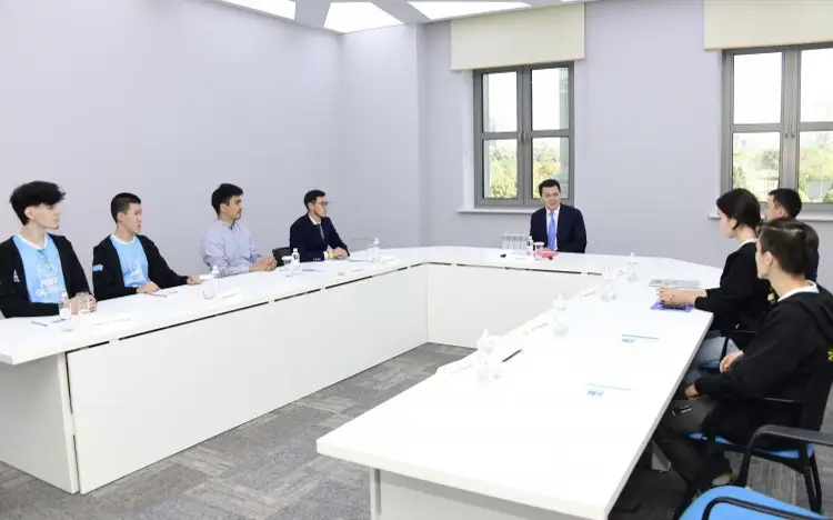 Мемлекеттік кеңесші роботты техникадан әлем чемпиондарымен кездесті