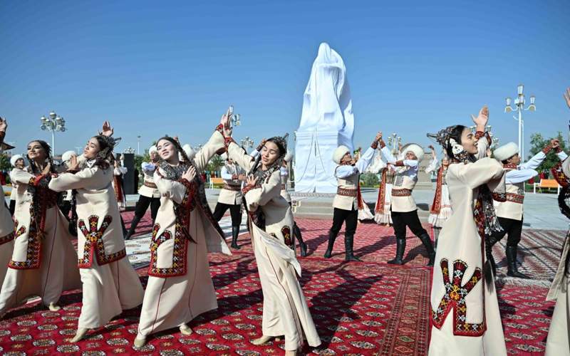 Памятник Абаю открыли в Ашхабаде