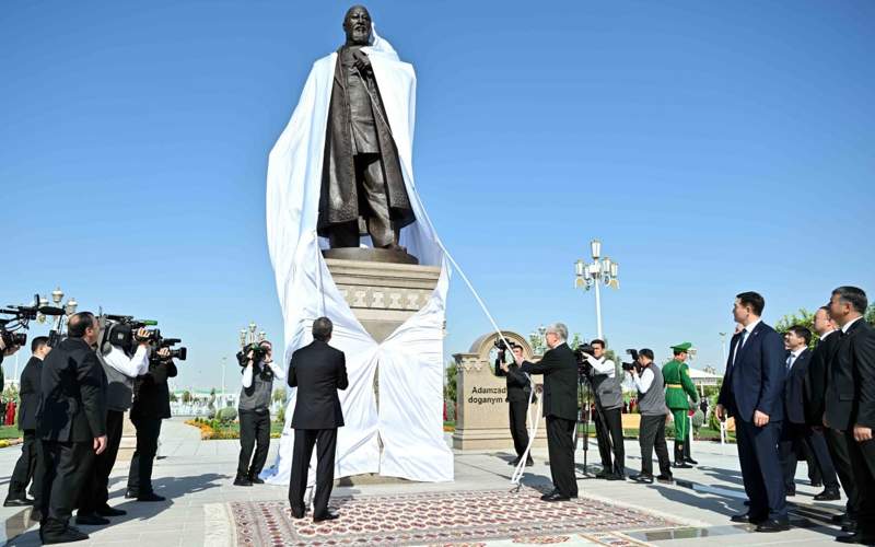 Ашхабатта Абай ескерткішін ашты