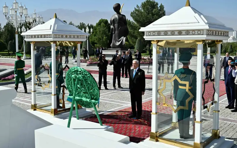 Мемлекет басшысы Түрікменстанның Тәуелсіздік монументіне гүл шоғын қойды