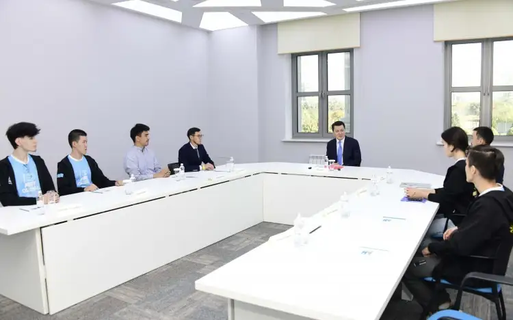 Ерлан Карин поздравил с казахстанских школьников — чемпионов мира по робототехнике