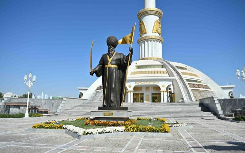 Мемлекет басшысы Түрікменстанның Тәуелсіздік монументіне гүл шоғын қойды