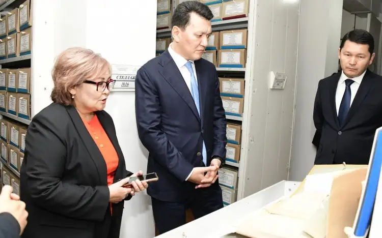 Erlan Qarın Ortalyq memlekettik arhıvtiń qyzmetimen tanysty