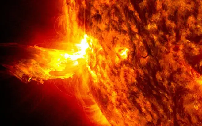 Столкновение ядра выброса солнечной плазмы с Землей породило бурю 4 уровня