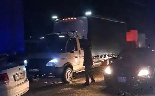 Около 500 автомобилей остались на трассе возле Караганды из-за непогоды