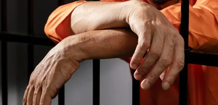 Ақтөбеде қызын зорлады деп айыпталған әке 20 жылға сотталды