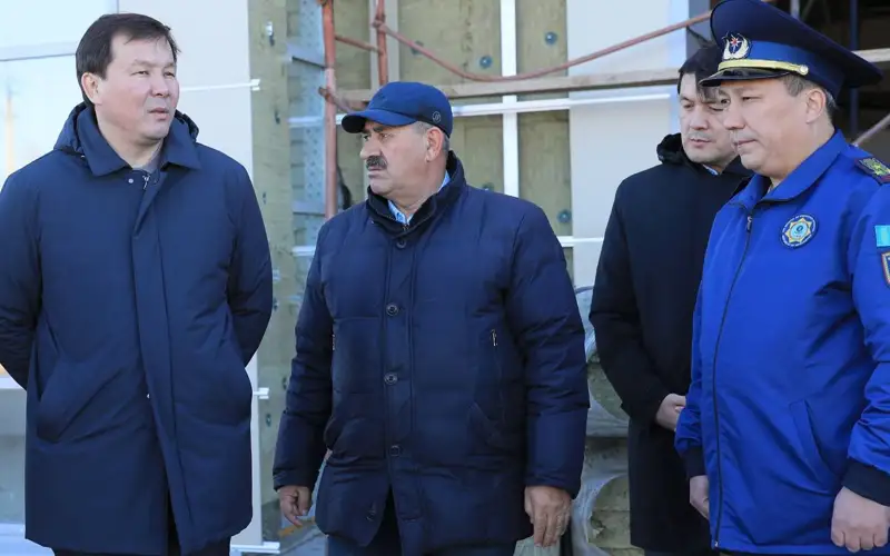 Ashat Shaharov Aqtóbede salynyp jatqan órt sóndirý deposy, «Jaıly mektep» jáne №49 mektepke japsarlas salynǵan ǵımarattyń qurylys barysyn qarap shyqty