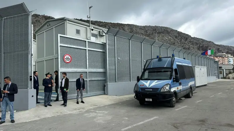 Италия отправила первую группу мигрантов в центры по предоставлению убежища в Албании