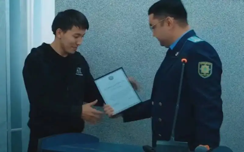 Өскеменде көшеде әйелін пышақтап жатқан қаскөйге қарсы тұрған жігіт марапатталды