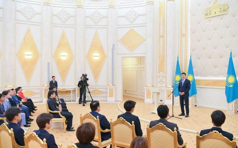 Ерлан Карин поздравил призеров международных олимпиад школьников Ерлан Карин поздравил призеров международных олимпиад школьников