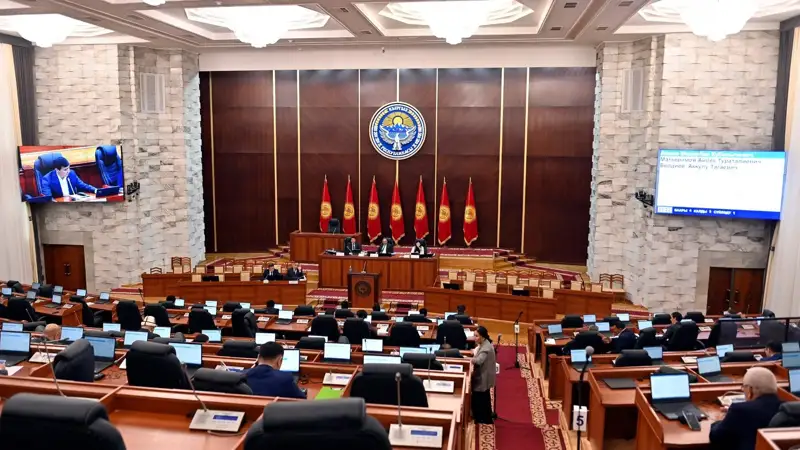В Кыргызстане принят законопроект, обязывающий кабмин выполнять поручения парламента