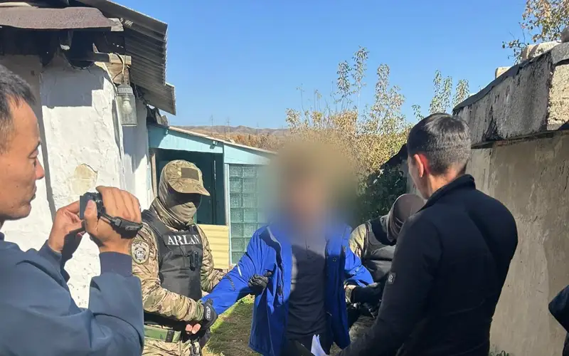 Óskemende jer úıden 28 mln teńge aqsha men zergerlik buıymdardy urlap ketken eki adam ustaldy