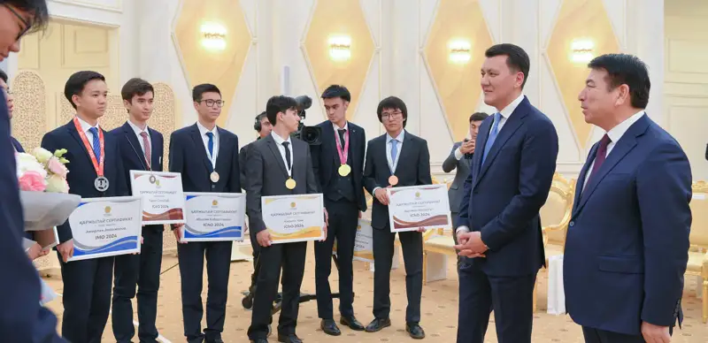 Мемлекеттік кеңесші халықаралық пән олимпиадаларының жүлдегерлерімен кездесті