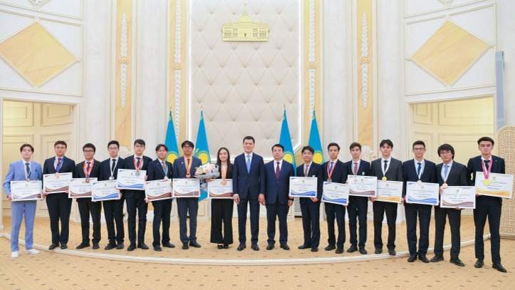 Ерлан Карин поздравил призеров международных олимпиад школьников Ерлан Карин поздравил призеров международных олимпиад школьников