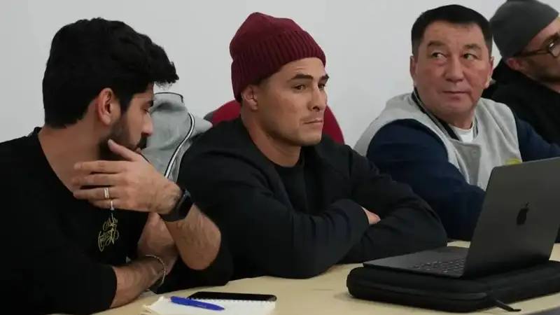 Golovkın Qazaqstan boksshylaryn Azııa chempıonatyna daıyndaý úshin óziniń bapkerin shaqyrdy