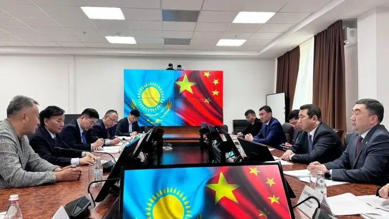 министр сельского хозяйства Айдарбек Сапаров и председатель правления China Grain Reserves Group Ltd. Дэн Иу